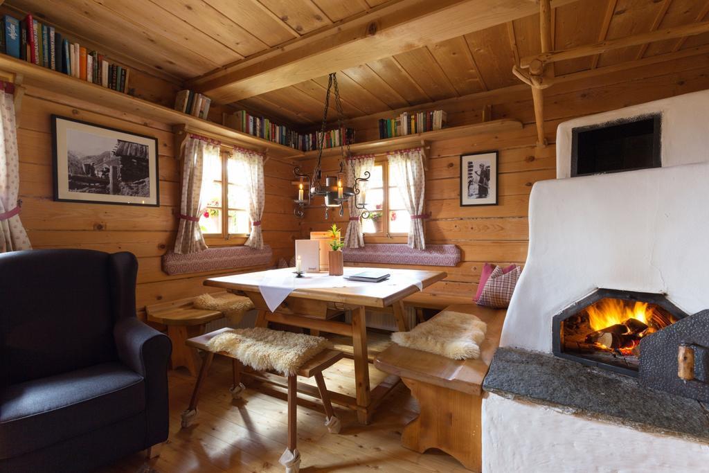 Almdorf Seinerzeit Hotel Wiedweg Szoba fotó